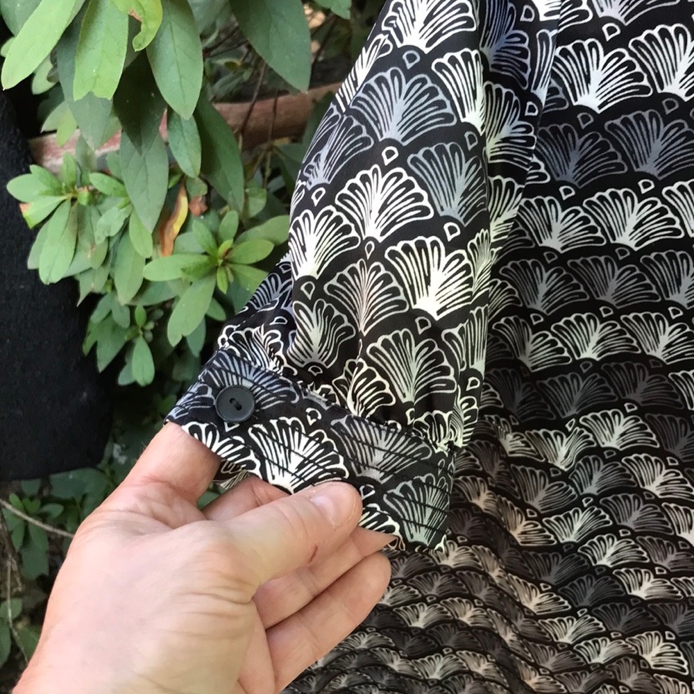 East 5th Black Gray White Short Sleeves Button Up Down Blouse 12 Shells Feathers